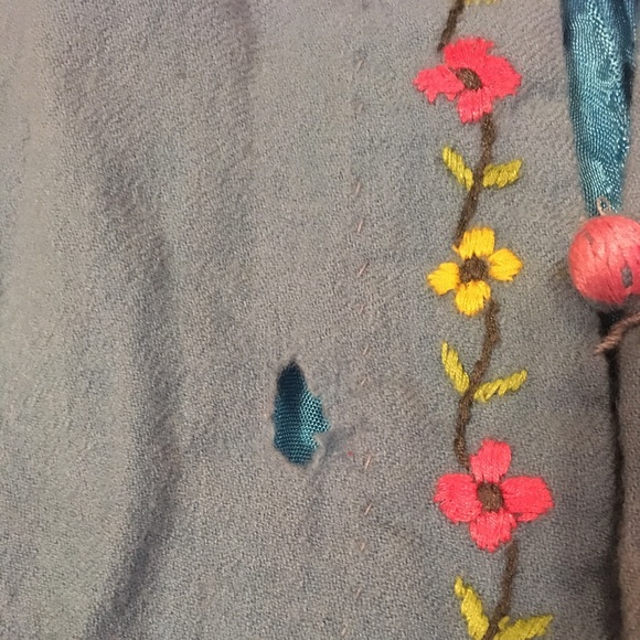 Floral Embroidered Blue Wool Cape Circa 1940s - Picture 5 of 10